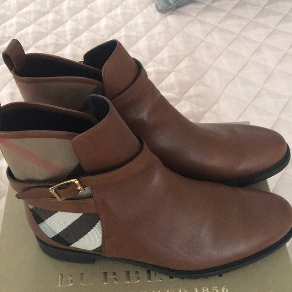 Burberry Shoes - 🌹Beautiful Brown Burberry boots